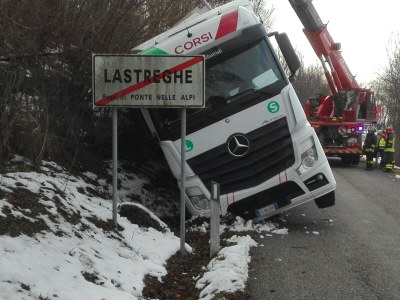 incidente sversamento camio Ponte nelle Alpi 14-12-17