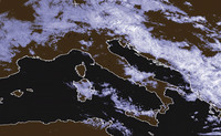 Immagine da satellite per l'8 maggio 2001 (fonte: satellite Meteosat MET7, modalità Visibile). Nell'immagine delle 09:00 UTC si nota la quasi totale assenza di nubi sulla pianura veneta.