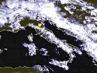Immagine da satellite (MET7, modalità Visibile) delle ore 12:30 UTC. Inizia ad evidenziarsi una fascia di nubi cumuliformi in prossimità della costa adriatica, in provincia di Rovigo (indicata in figura dalla freccia gialla). 