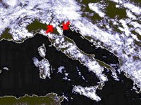 Immagine da satellite (Met7, modalità Visibile, ore 14:00 UTC). Nell'immagine si evidenzia (frecce rosse) la nuvolosità cumuliforme sul rodigino in moto verso Ovest che tende a congiungersi con la nuvolosità dalla fascia prealpina occidentale verso un'area di temporanea convergenza.
