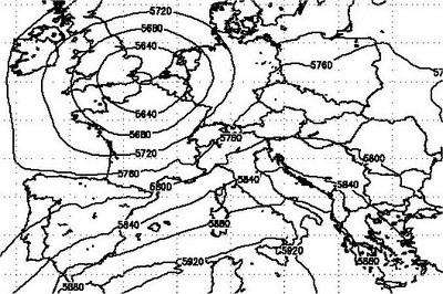 Carta sinottica al livello di geopotenziale 500 hPa. In figura è evidenziato il vortice ciclonico centrato sul Canale della Manica.