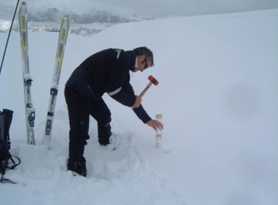 Misura della densità della neve per carotaggio verticale